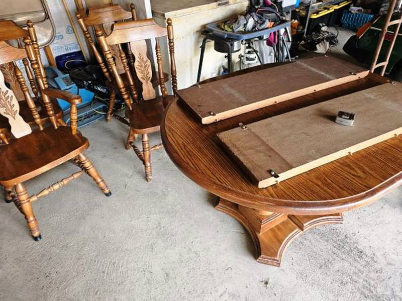 Nice simulated dark oak kitchen table and chairs