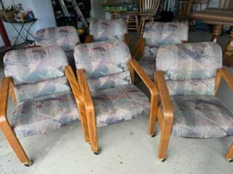 Nice simulated dark oak kitchen table and chairs