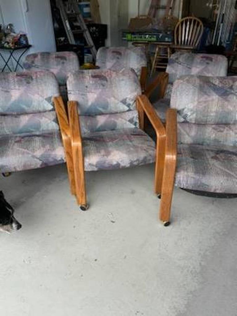 Nice simulated dark oak kitchen table and chairs