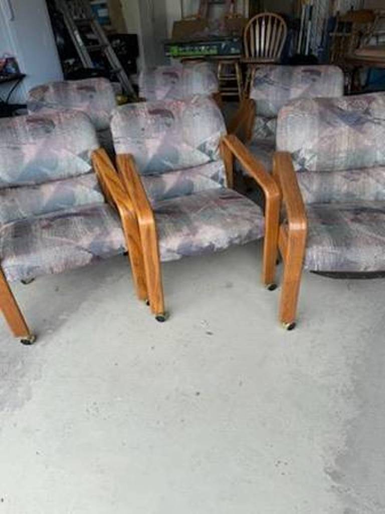 Nice simulated dark oak kitchen table and chairs