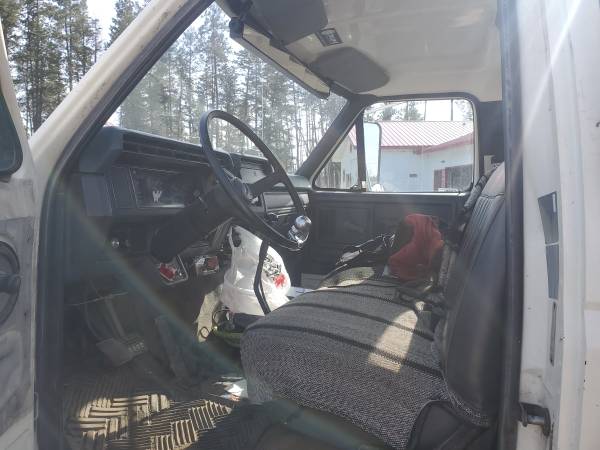 1993 Ford F700 rollback w/12 valve Cummins turbo diesel engine