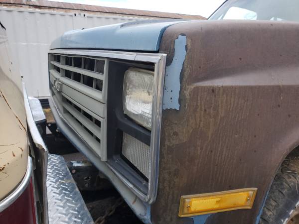 CLASSIC 1985 CHEVY SUBURBAN 2 WHEEL DRIVE PROJECT OR?