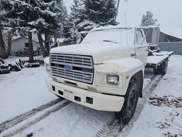 1982 Ford f600 flatbed truck