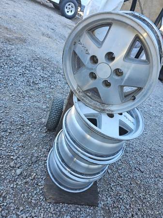 Nice 1983 to 1994 Chevy S10 15x7 aluminum wheels