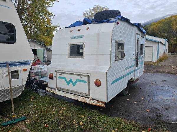 Nice 65 Winnebago model 216 pull camper