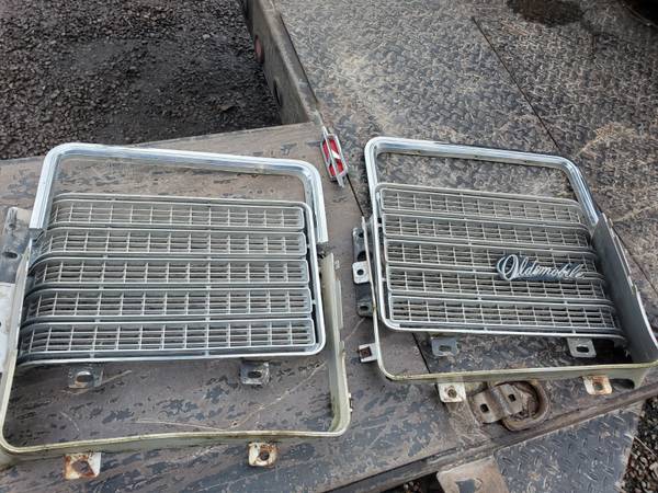 1971 Oldsmobile Delta 88 Grille surround and inserts
